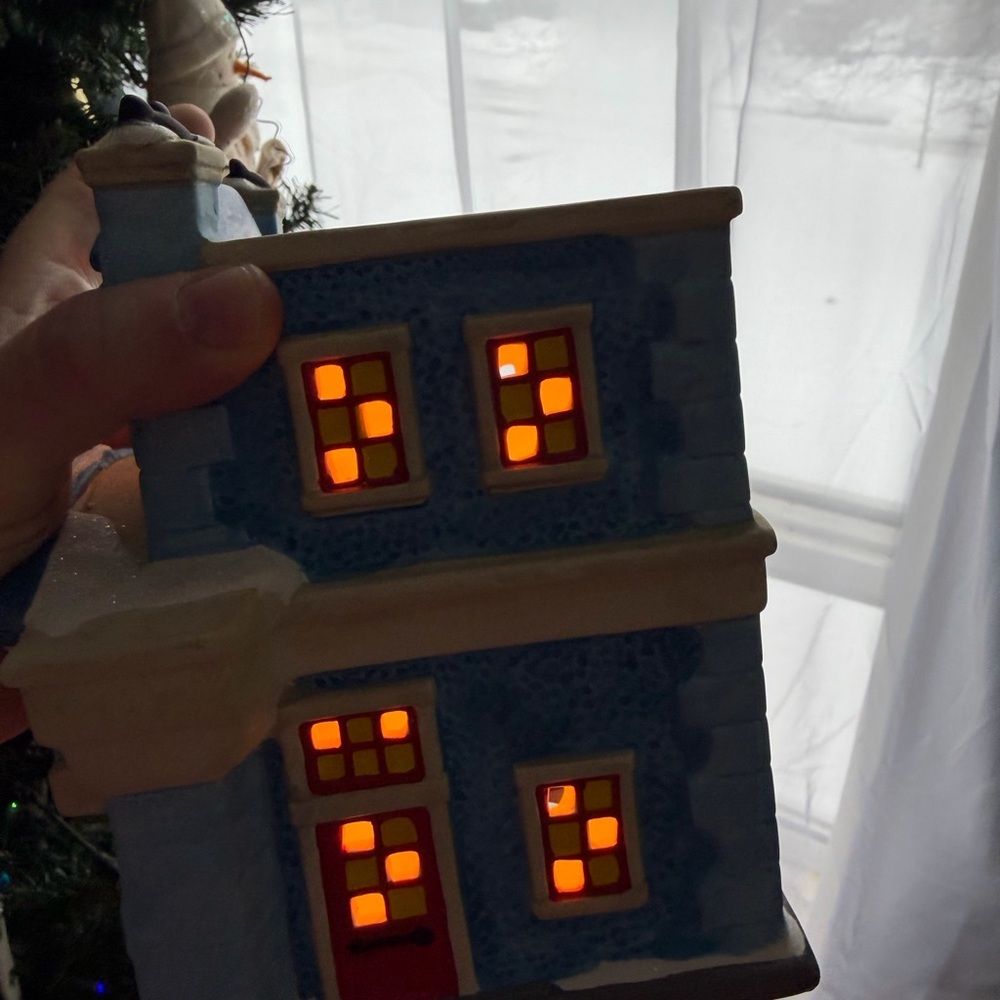 Disney Dept 56 Mickey’s Movie Theater Christmas Village - w/box - Picture 8 of 9